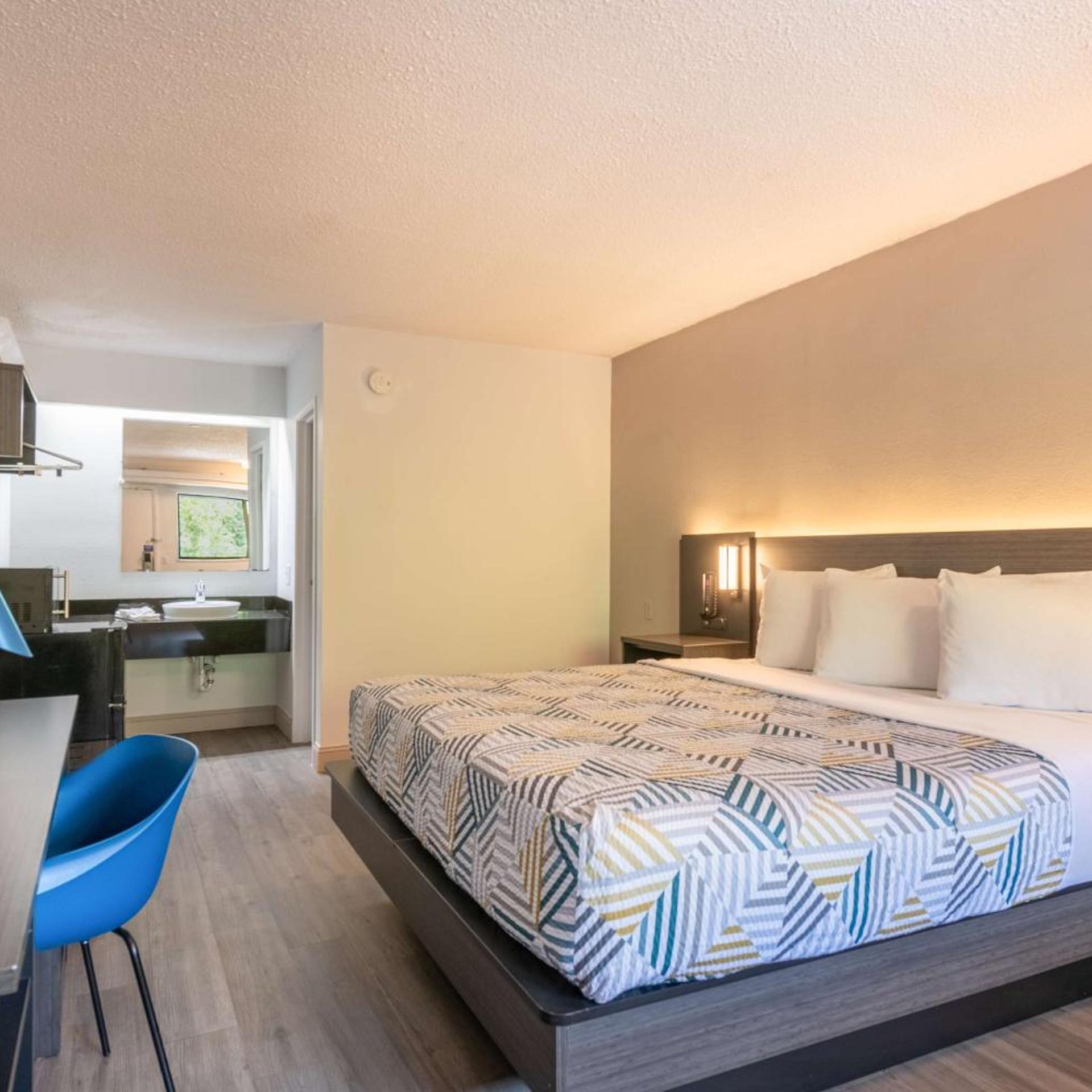 ROOM, KING BED