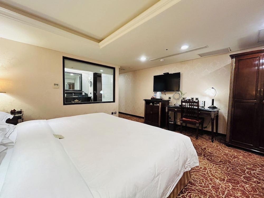 Executive, Queen Bed, Royal Building