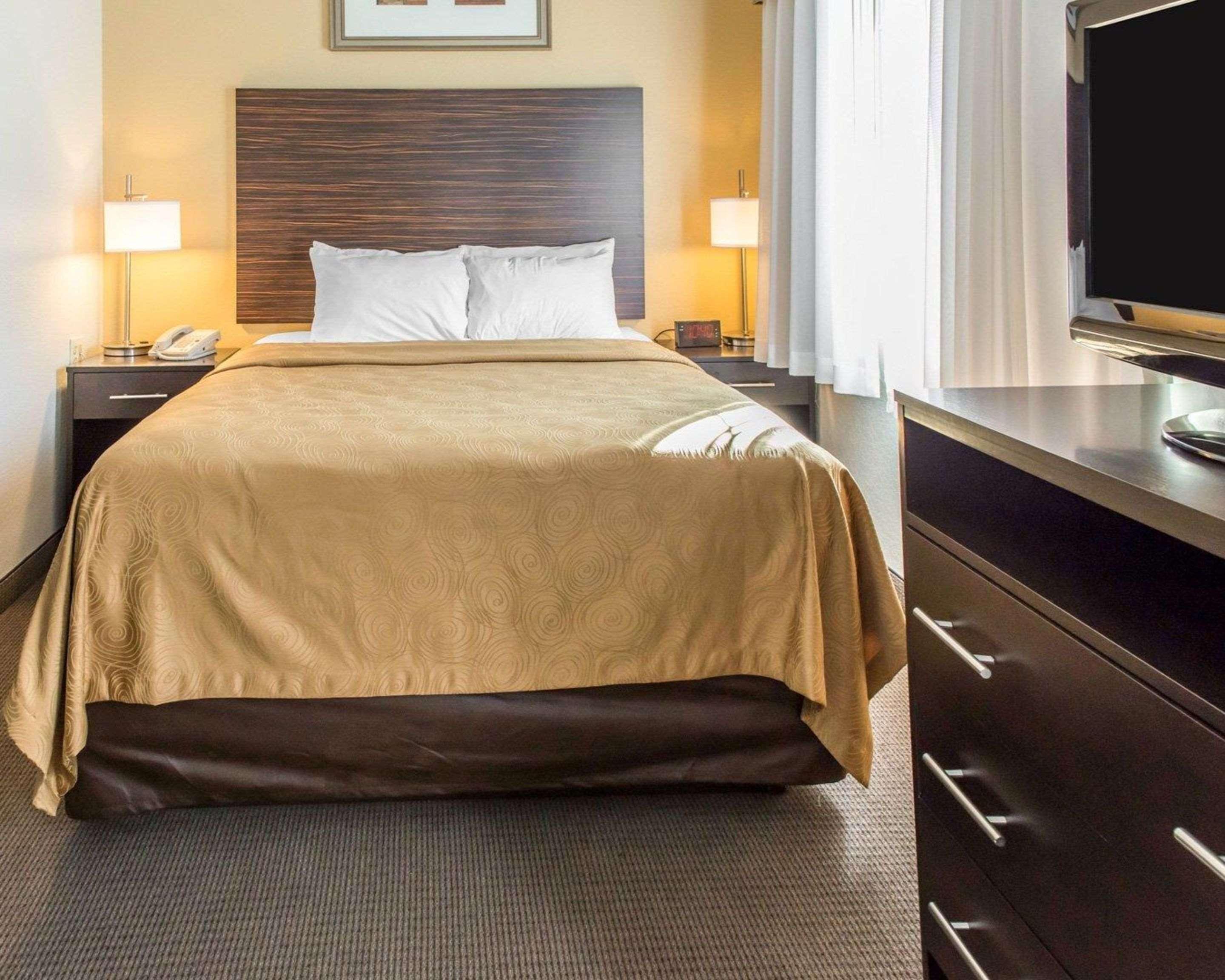 SUITE, QUEEN BED, ACCESSIBLE