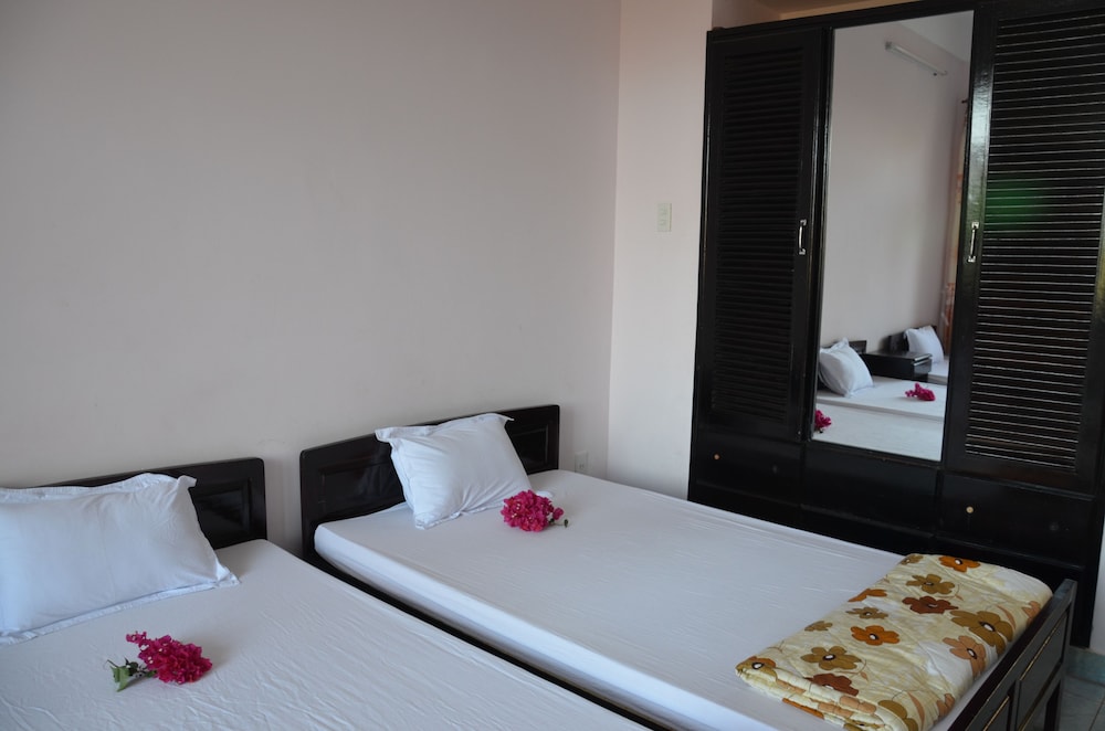 ROOM, DOUBLE OR TWIN BED
