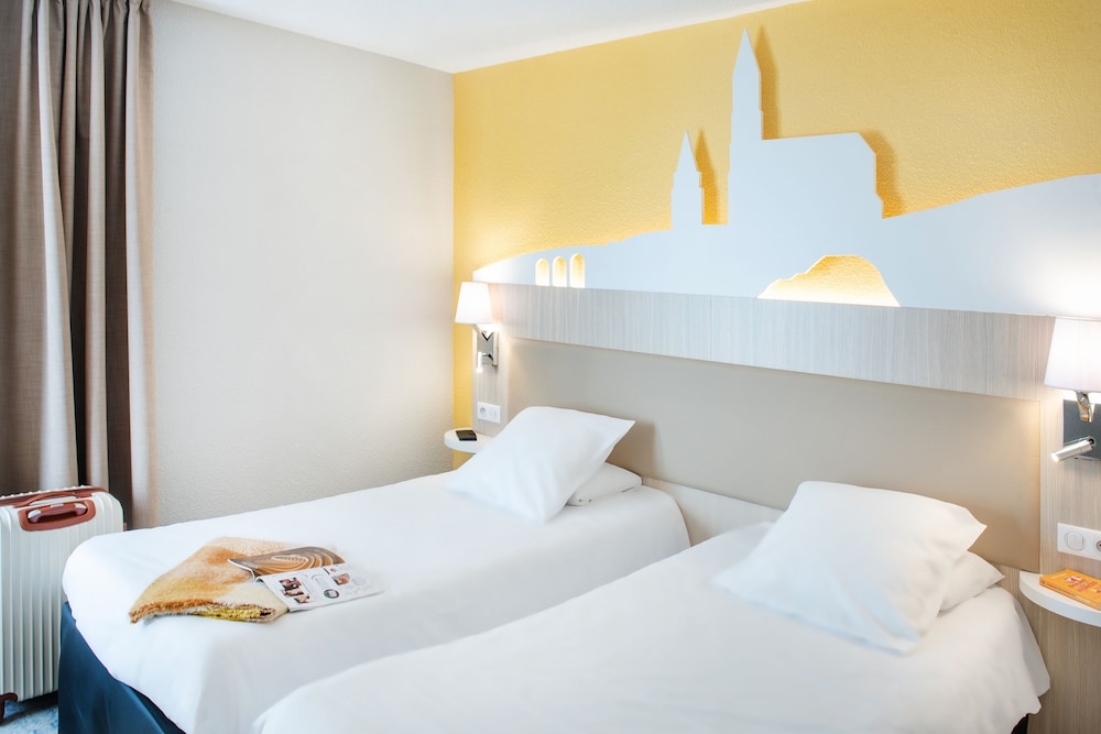 ROOM, TWIN BEDS