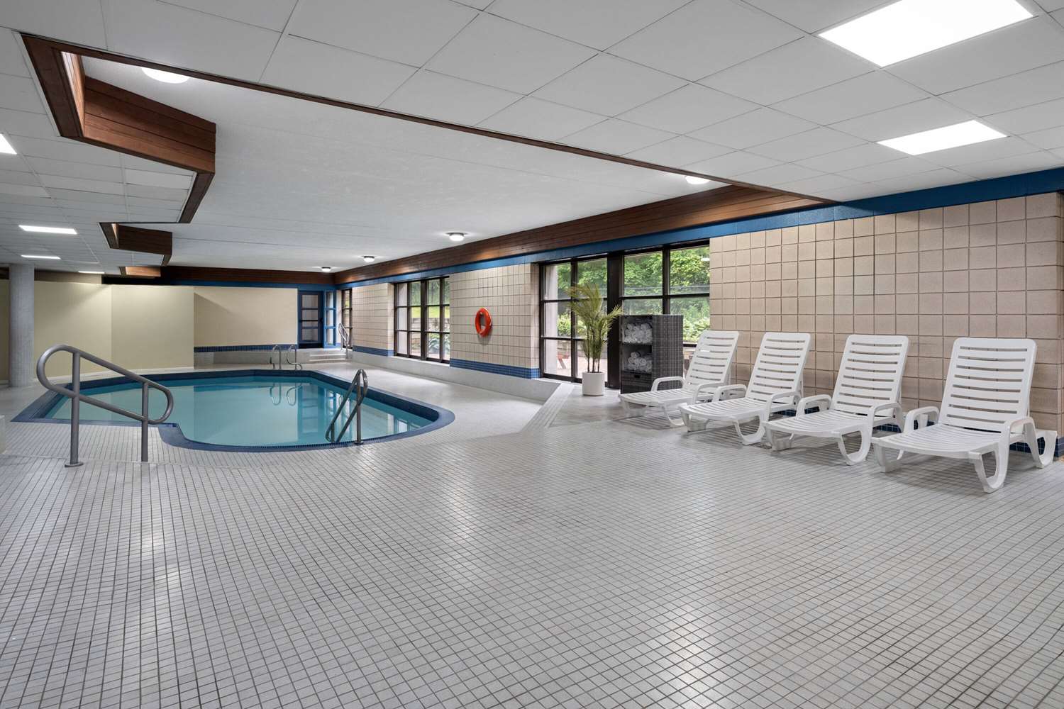 Travelodge by Wyndham Barrie on Bayfield 13/24