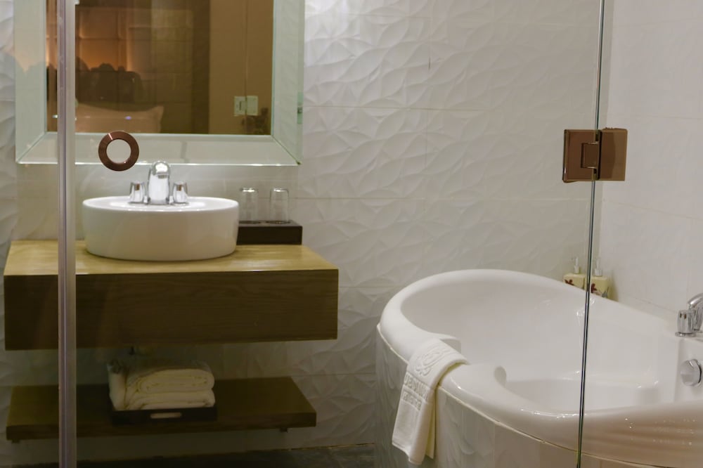 Blue Diamond Luxury Hotel 69/72