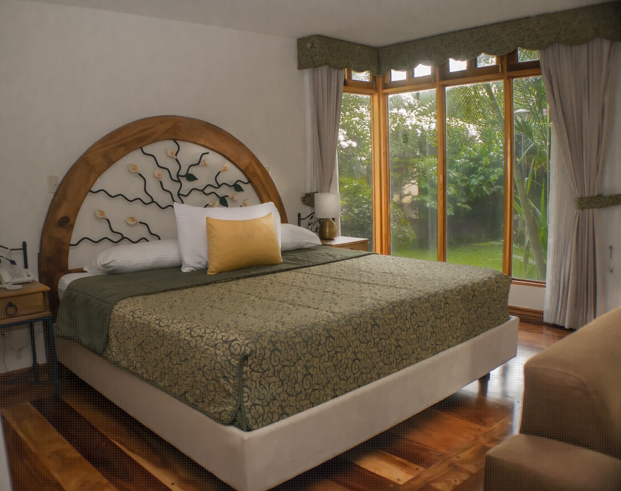 SUITE, KING BED