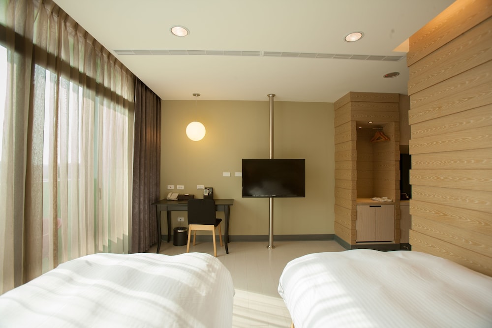 823-Tourist Hotel 40/64