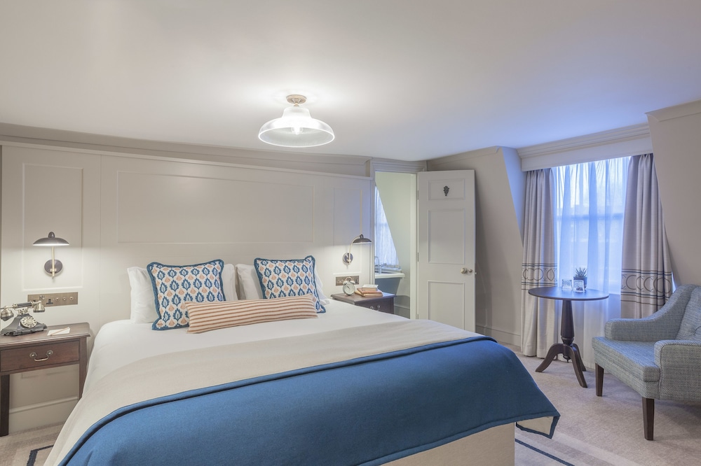 GEORGIAN, DELUXE, DOUBLE BED