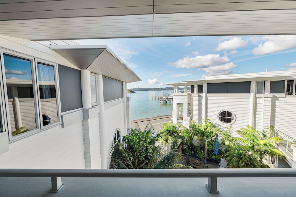 The Waterfront Suites Heritage Collection 2/50