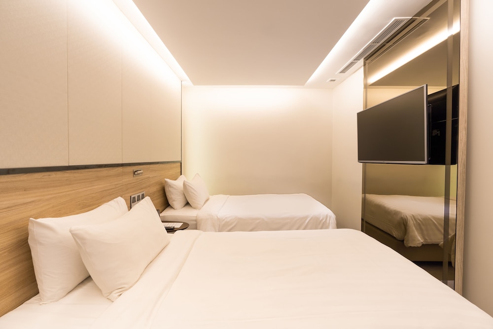 SUPERIOR, TWIN BEDS, NO WINDOW