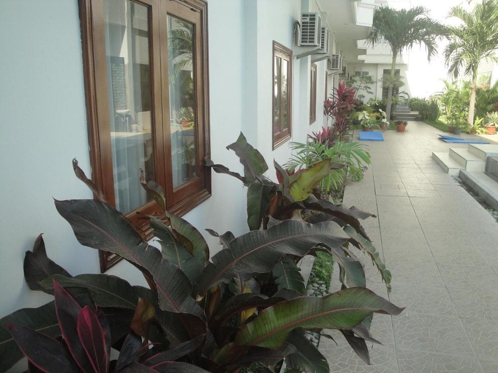 Sylvia Hotel Maumere 48/57