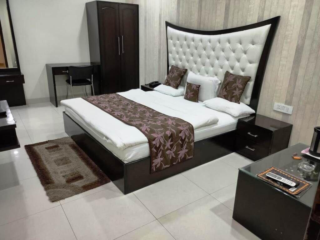 Hotel Mandakini Lush 12/28
