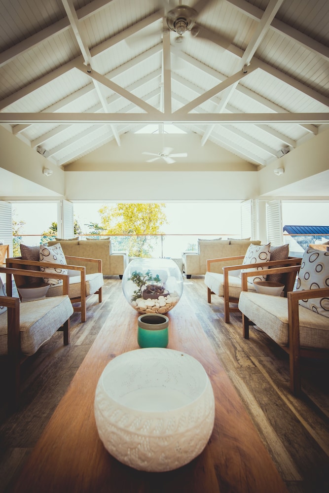 Carana Beach Hotel 58/68