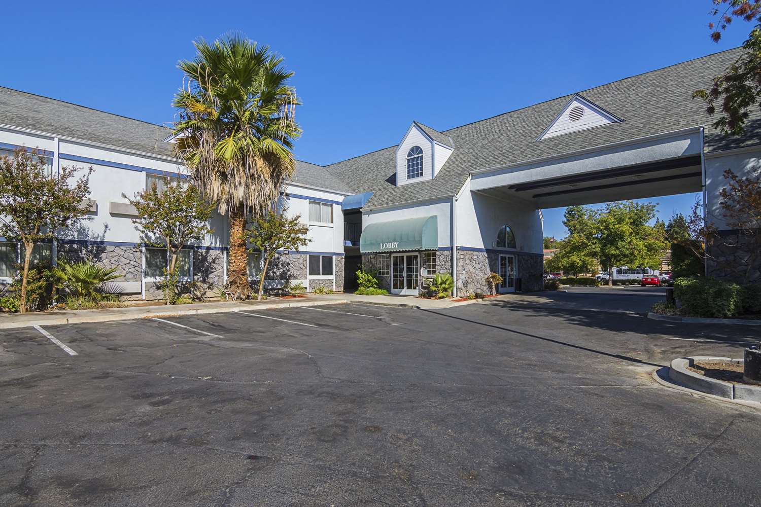 Quality Inn Fresno Yosemite Airport 24/27