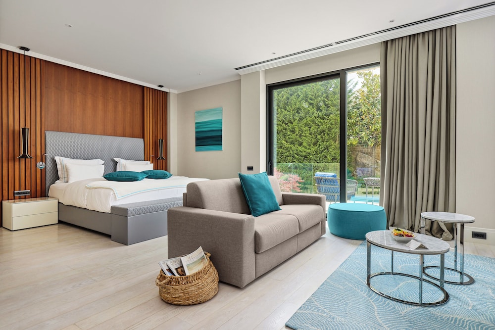 Studio, King Bed, Land View