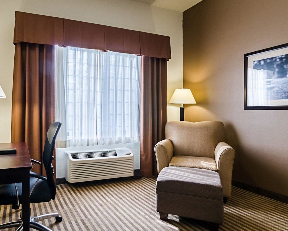 Comfort Inn & Suites Lawrence - University Area 34/49
