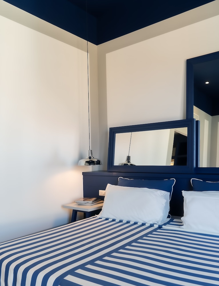 SUPERIOR, DOUBLE OR TWIN BED