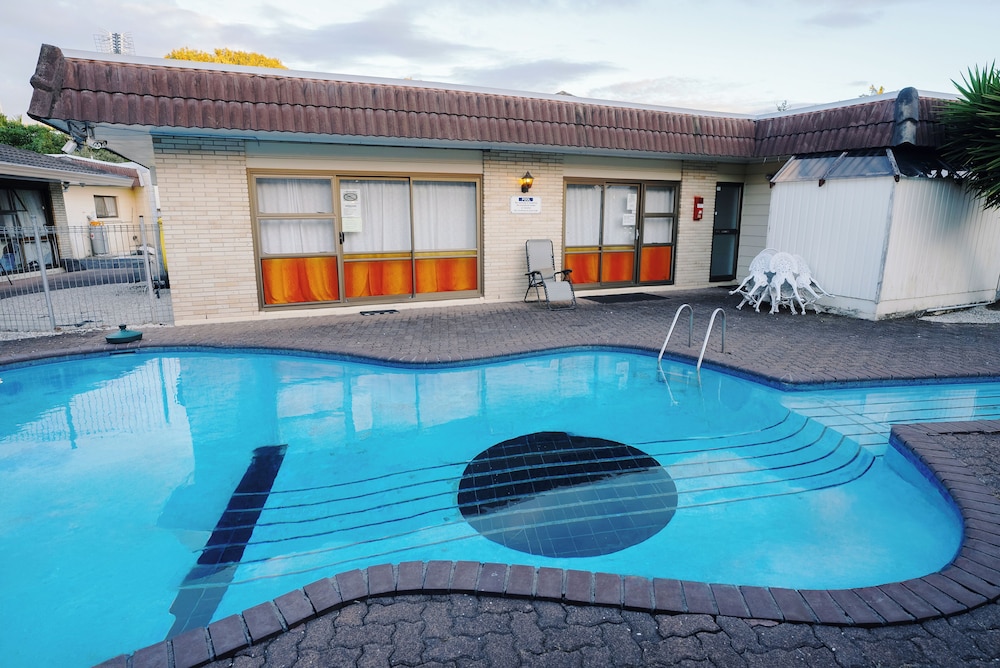 DUKES MIDWAY LODGE 4/43