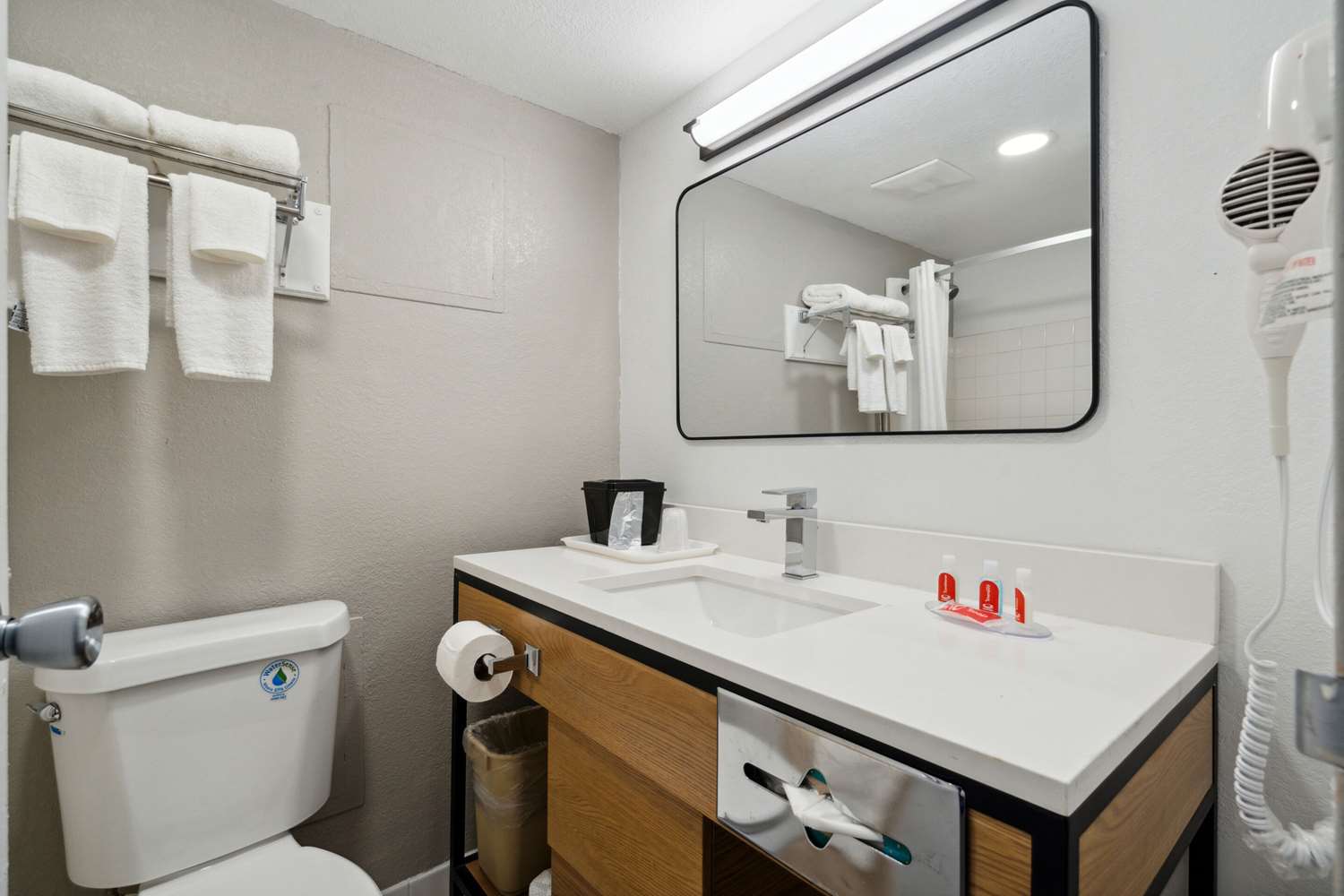 Econo Lodge Inn & Suites Waterloo Downtown 30/30