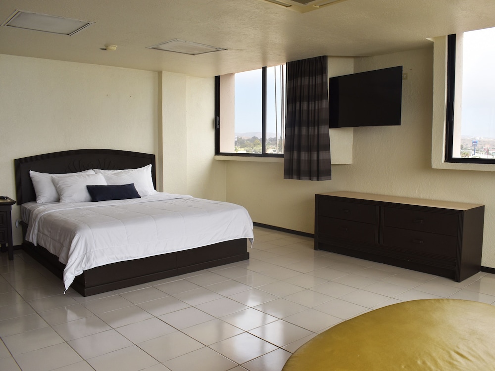 Corona Plaza Hotel 23/70