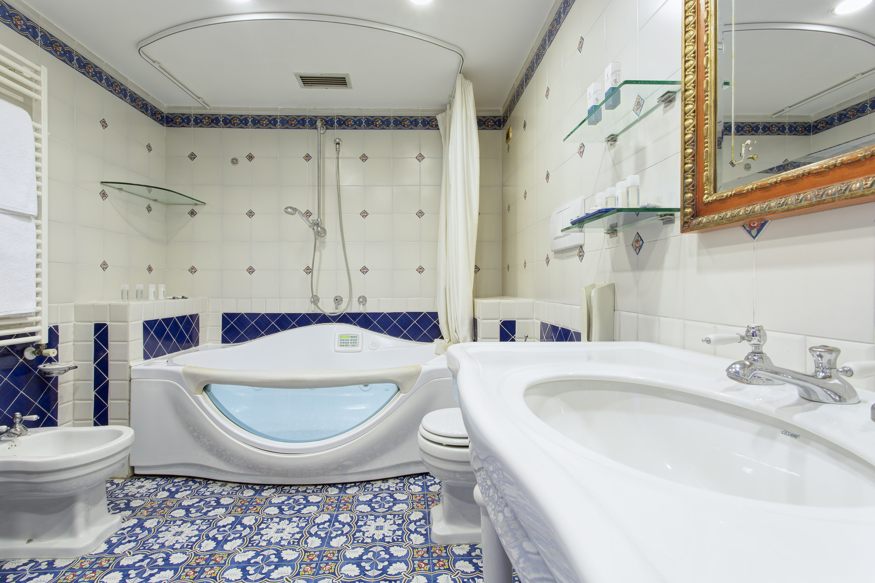 جناح، Lloyd's Baia Hotel 3/4