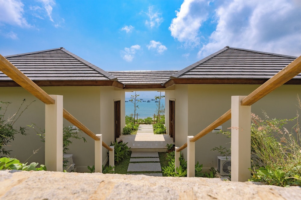 Crown Retreat Quy Nhon 4/88
