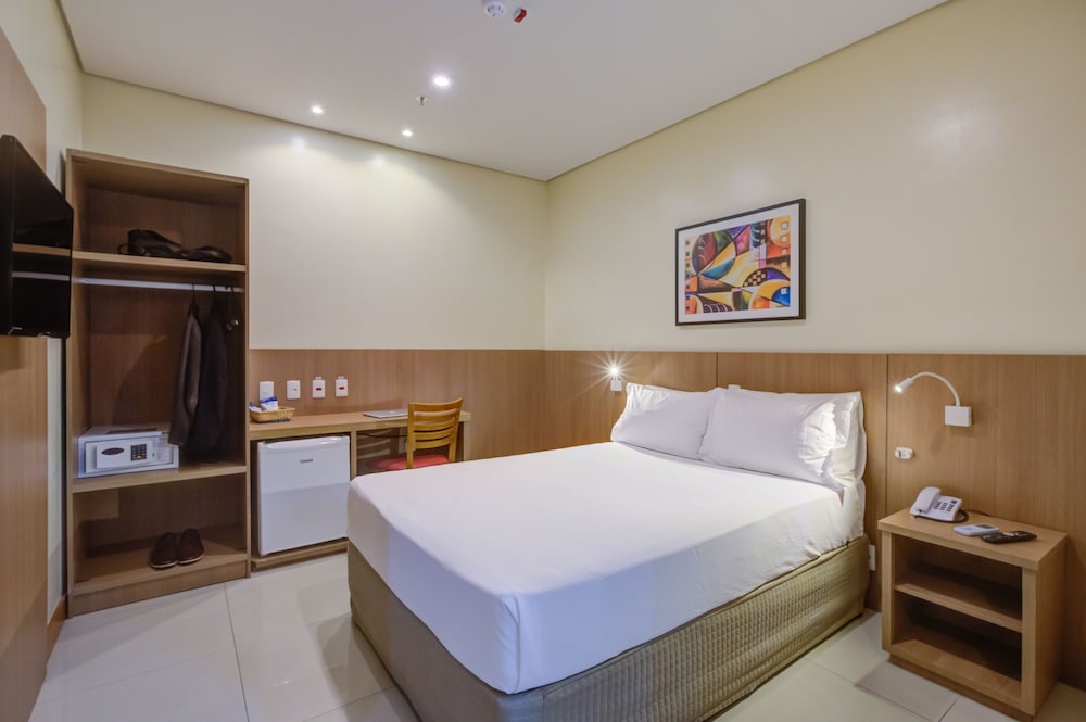 DELUXE, DOUBLE BED, NO WINDOW