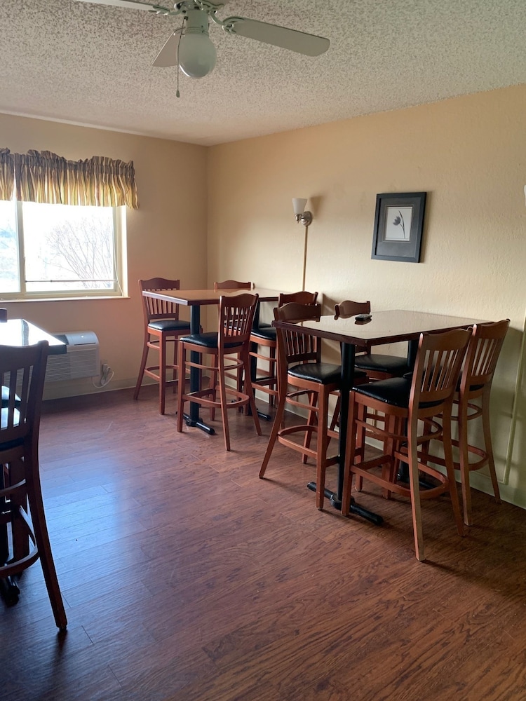 Super 8 by Wyndham Newburgh/West Point Near Stewart Airport 19/25