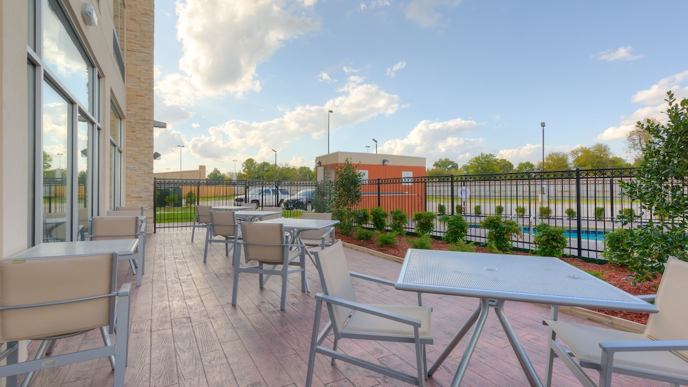 Holiday Inn Express Suites Tulsa Midtown 52/68