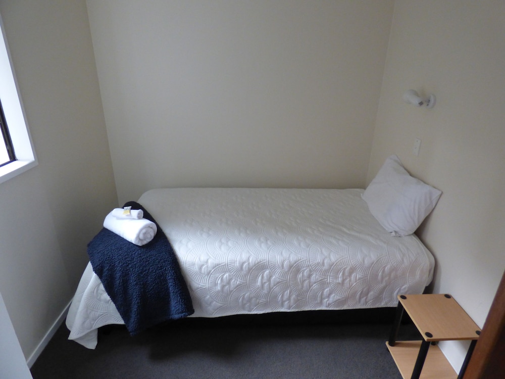 Sahara Motels 13/45