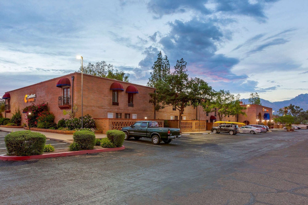 Comfort Suites Tucson near Sabino Canyon 9/47