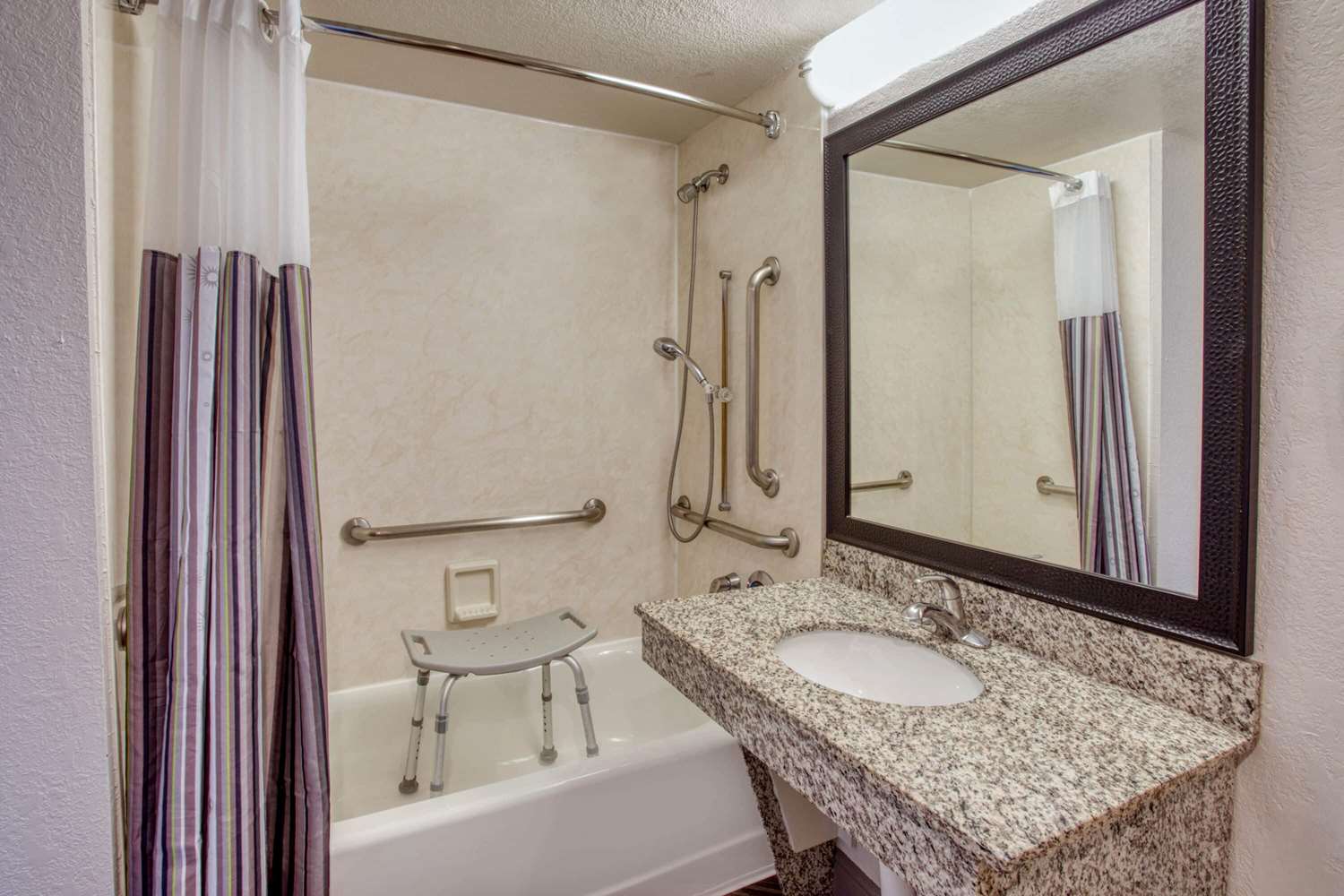 La Quinta Inn & Suites by Wyndham Minneapolis Bloomington W 46/52