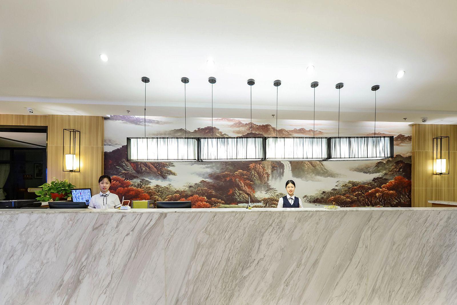Seaman Hotel (Chongqing Jiazhou Hongqi Hegou Light Rail Station) 9/42