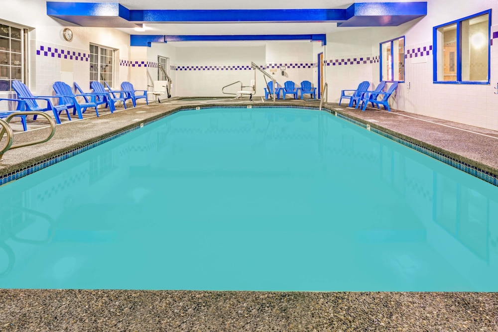 Days Inn & Suites by Wyndham Gresham 4/26
