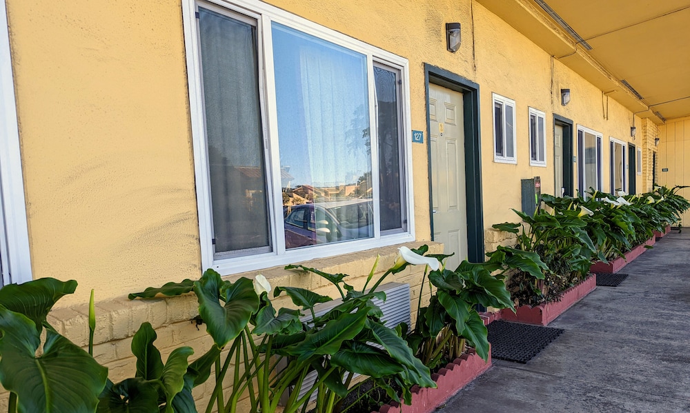 Deluxe Inn 42/50