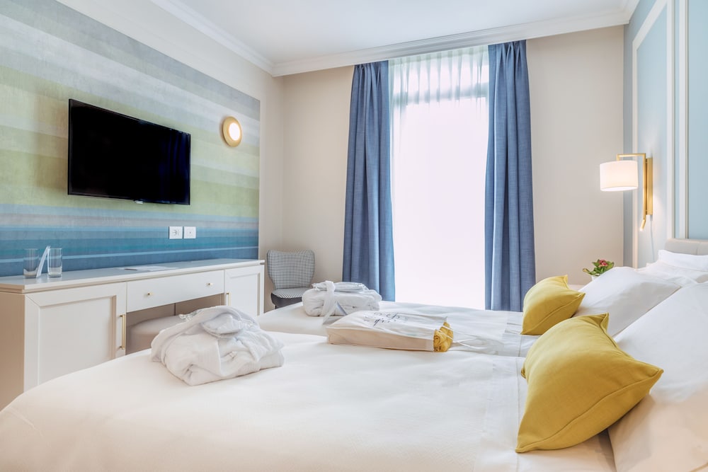 غرفة بشرفة مفردة بسريرين منفصلين، Sky Pool Hotel Sole Garda 3/5