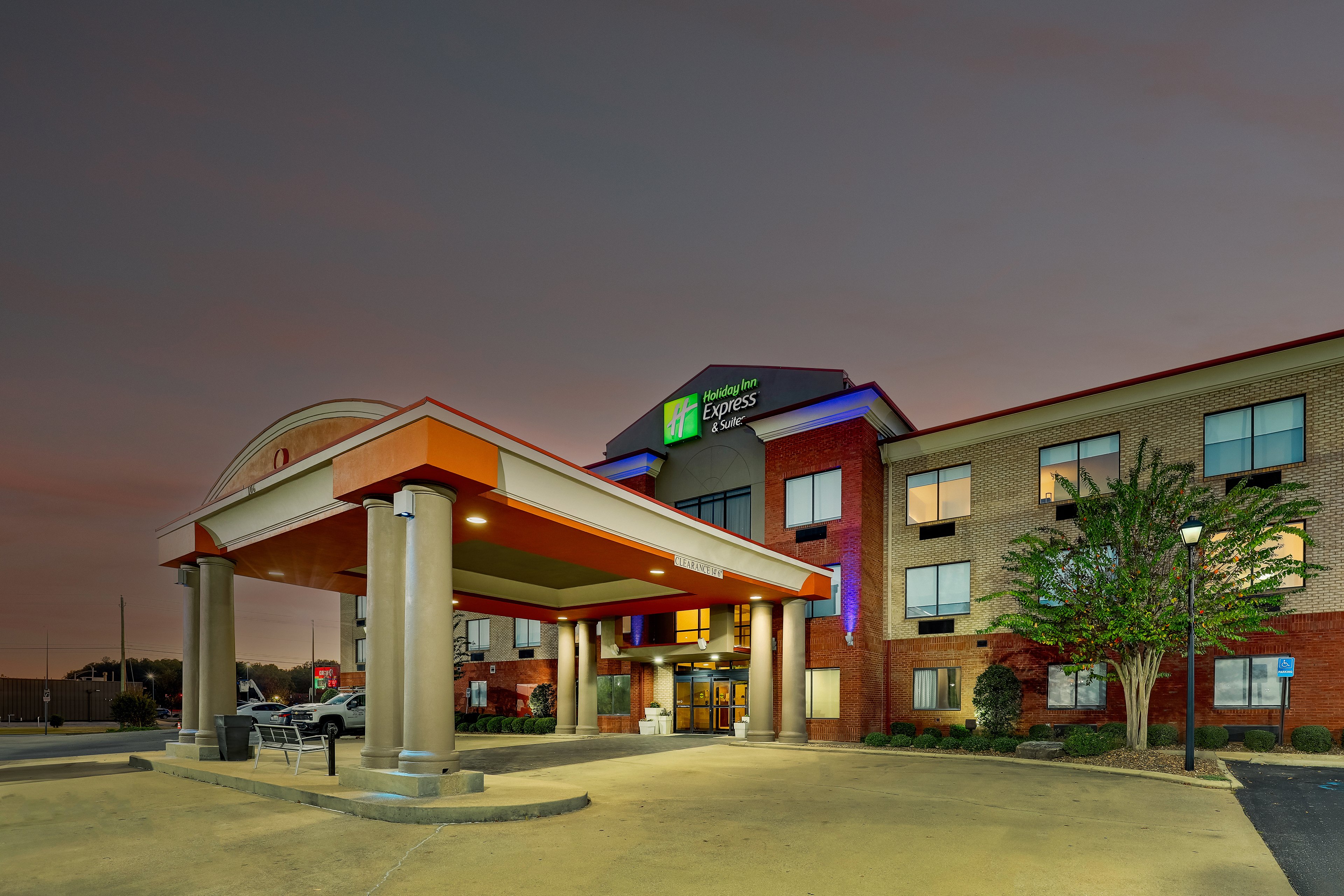 Holiday Inn Express Hotel And Suites Gadsden W Near Attalla 8/76