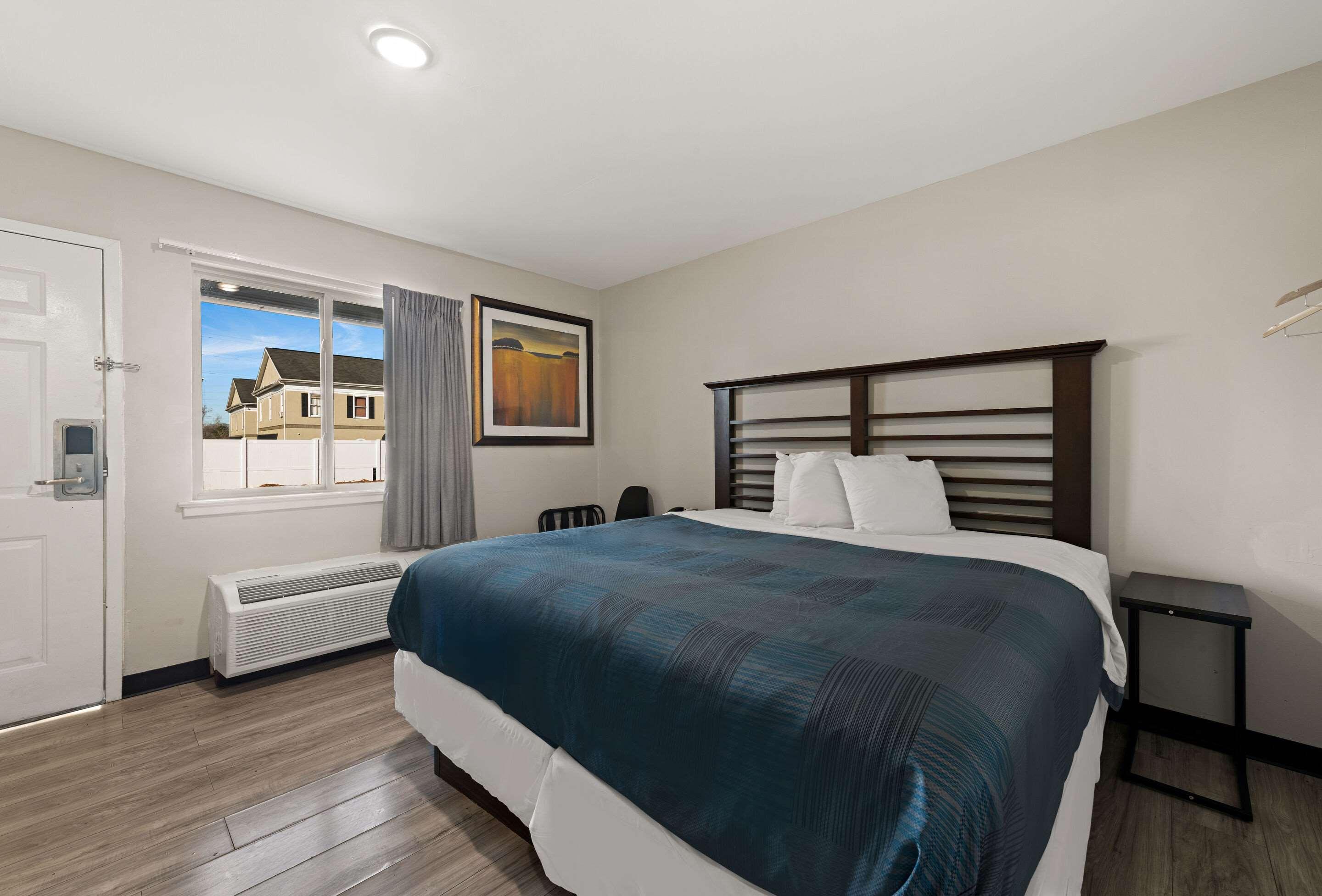 ROOM, DOUBLE BED