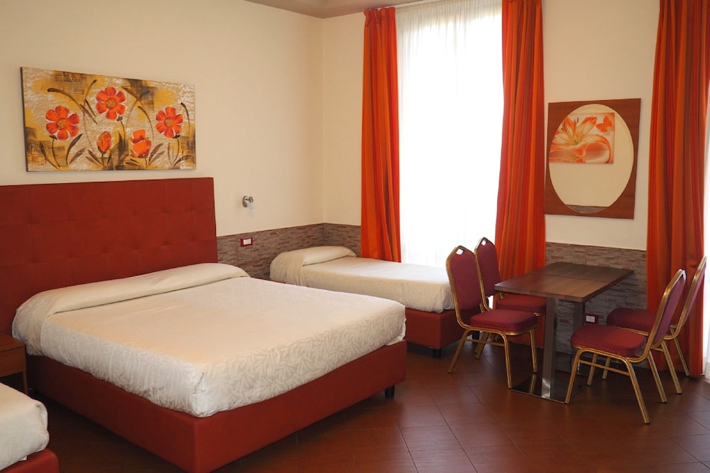 ROOM, QUADRUPLE