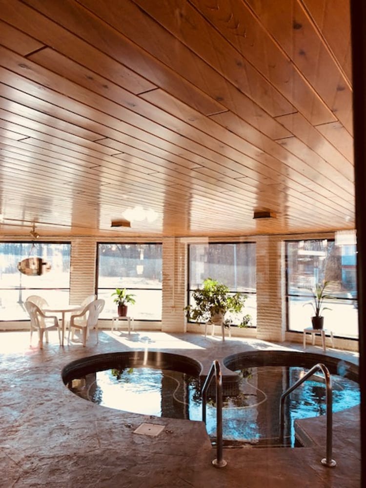 Amber s Inn & Suites 56/71