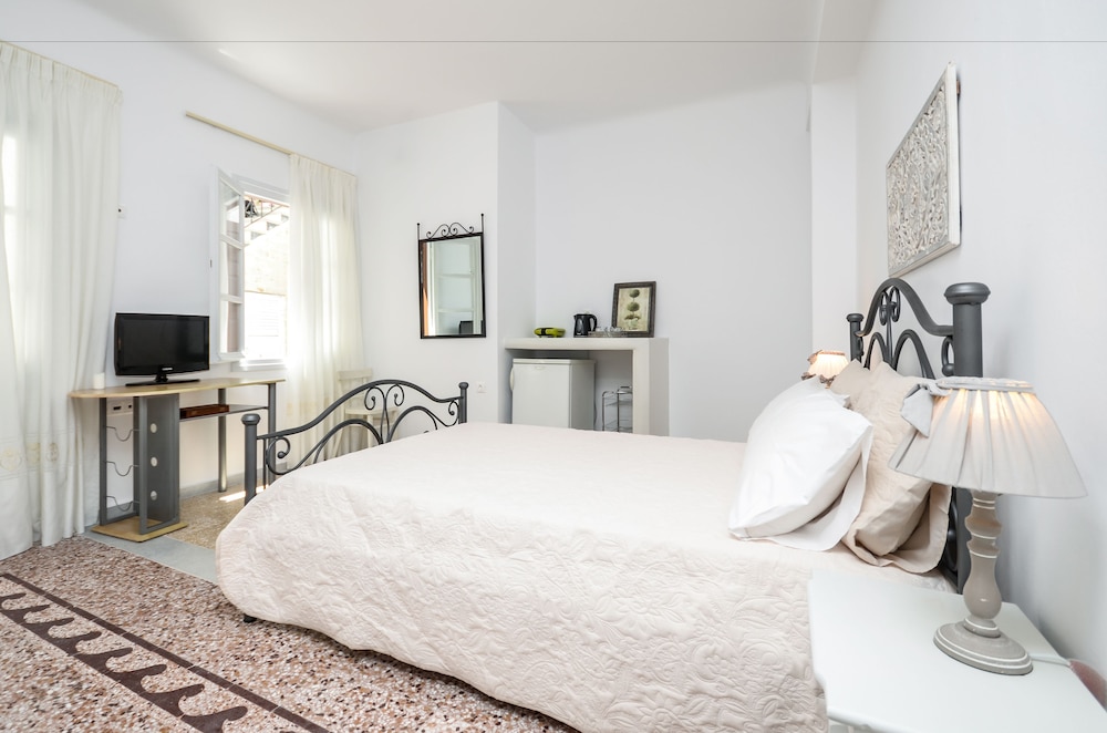 Naxos Center Houses 10/50