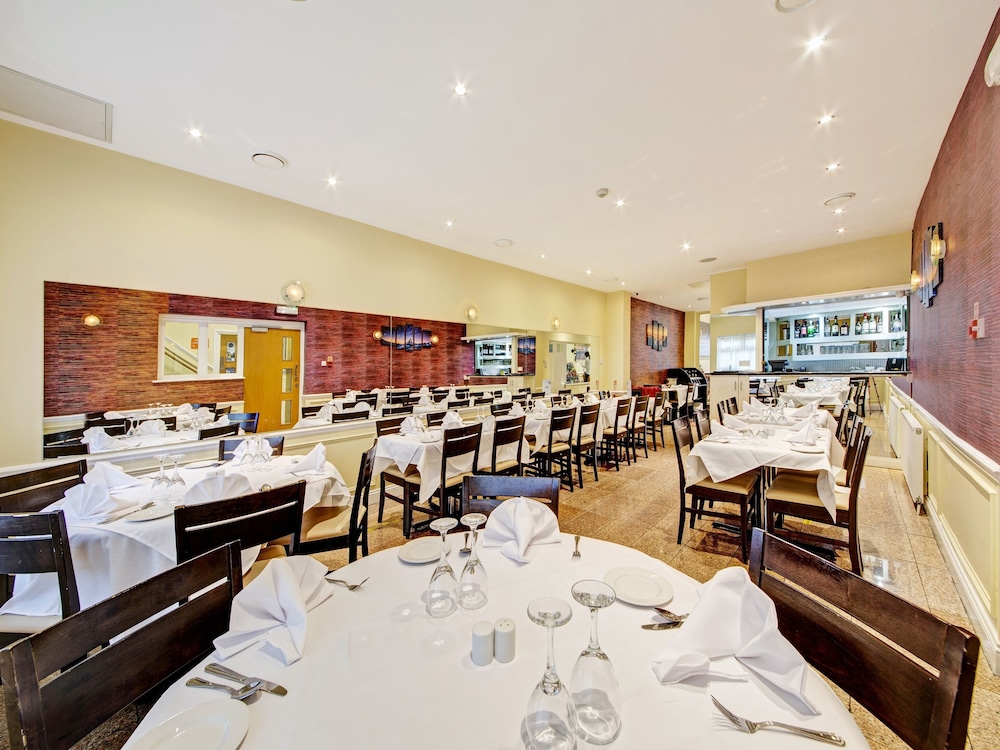 OYO Bostons Manor Hotel, Hanwell London 44/64