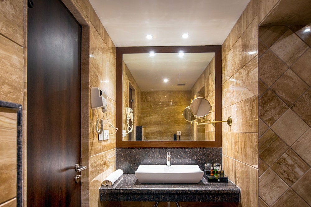 Hotel Saffron Crest 40/40