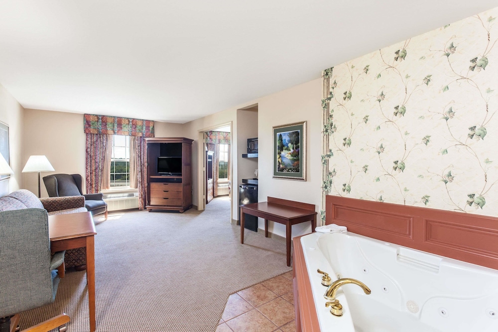 Ramada by Wyndham Sparta/At Speedway 22/33