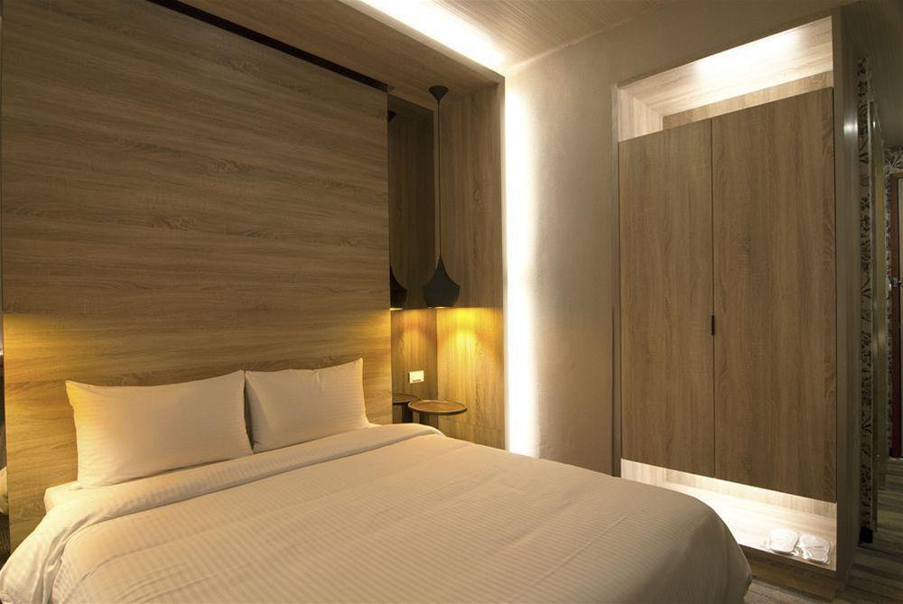 Room, Double Bed, No Window