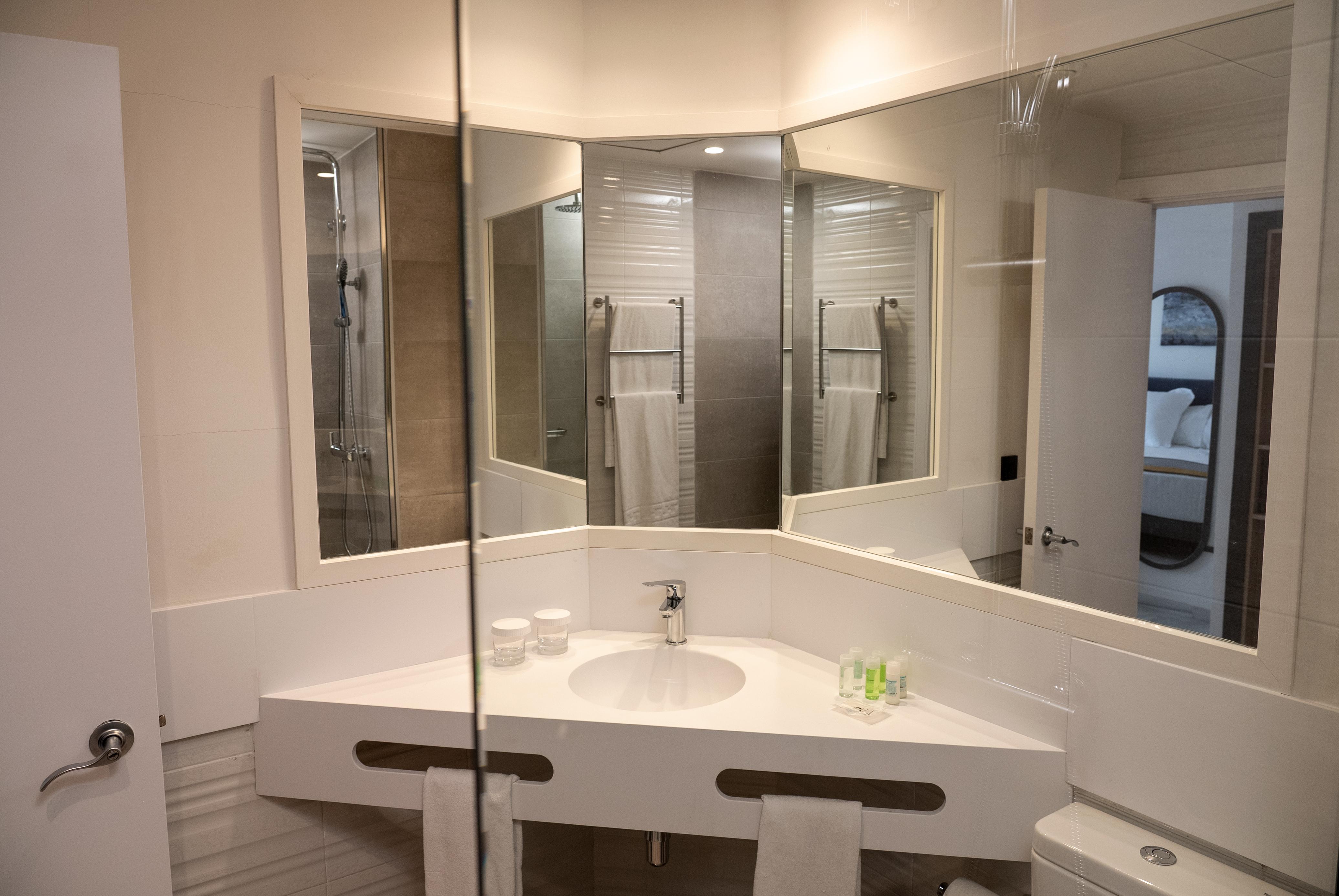Superior, Double Bed, Side Sea View, Balcony، Urh Sitges Playa Hotel 5/5