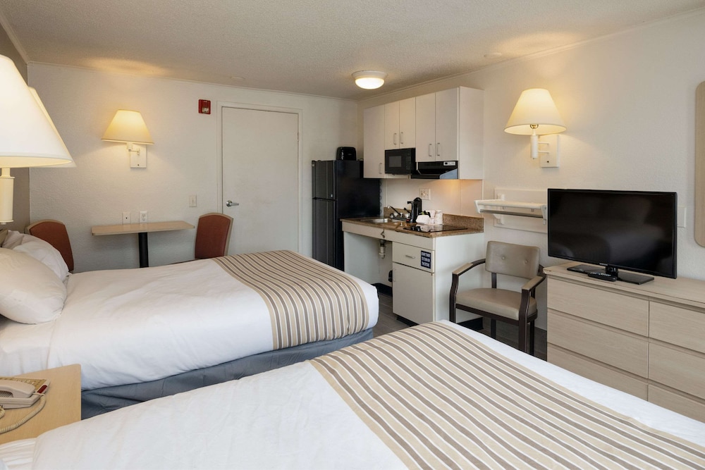 Efficiency, 2 Double Beds, Accessible