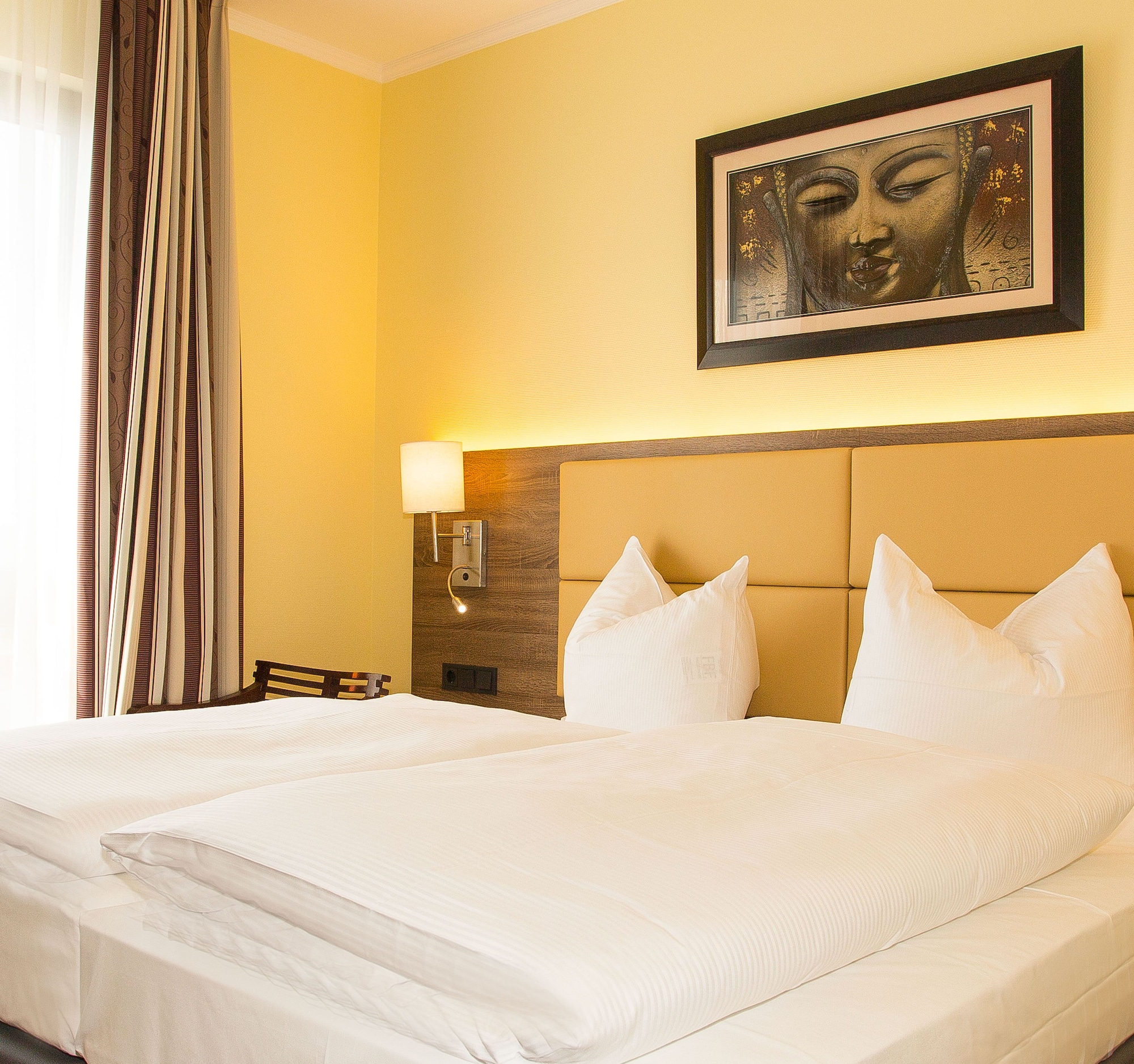 DELUXE, DOUBLE OR TWIN BED