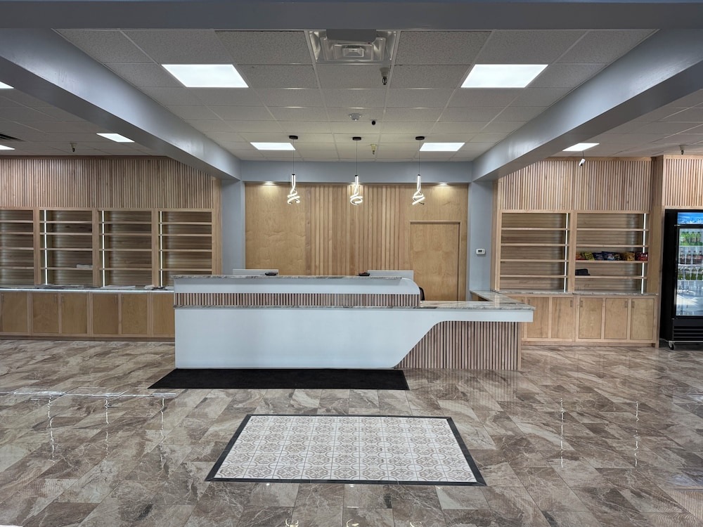 Holiday Lodge Hotel &amp; Conference Center 7/50