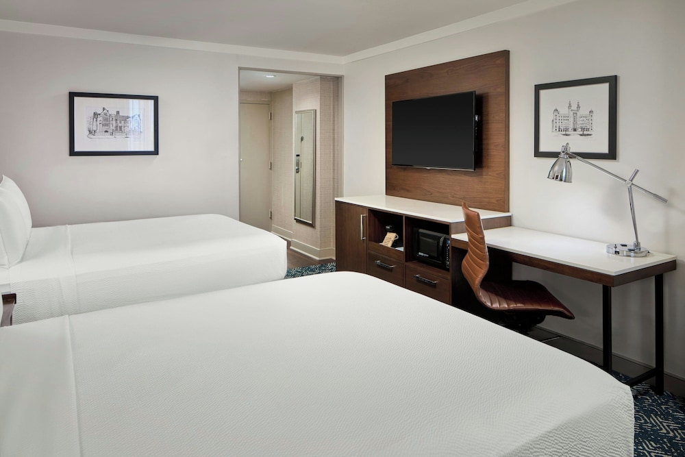 Room, 2 Queen Beds, Partial Lake View
