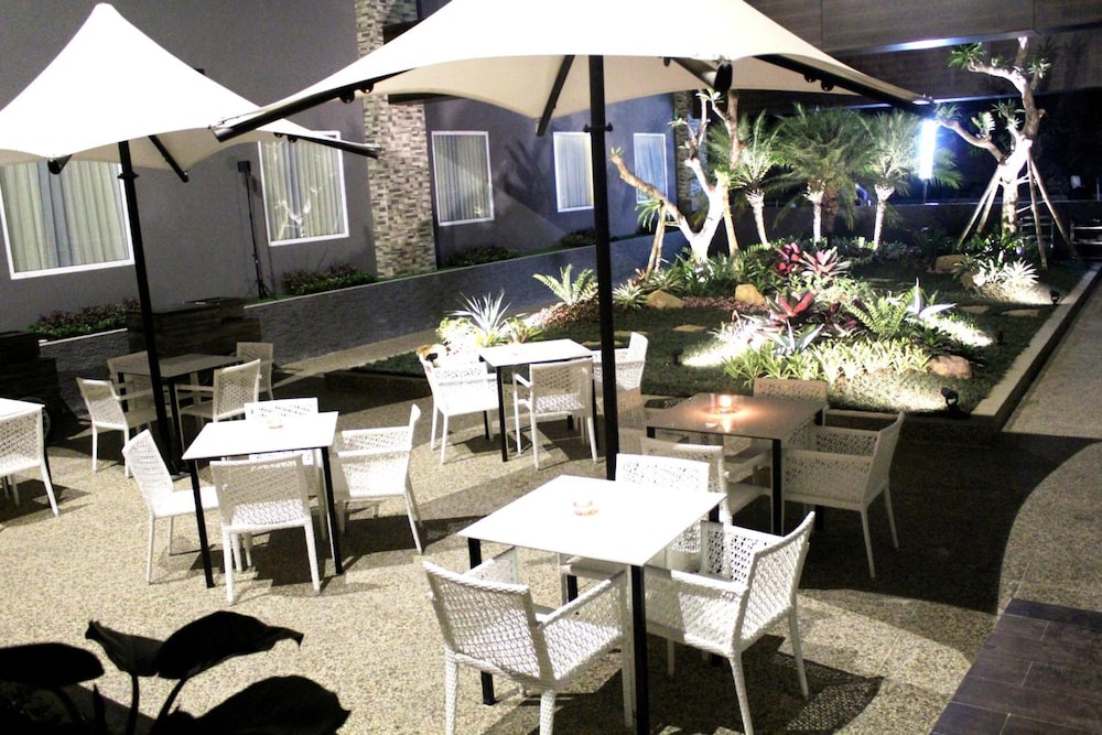 Bonnet Hotel 25/34