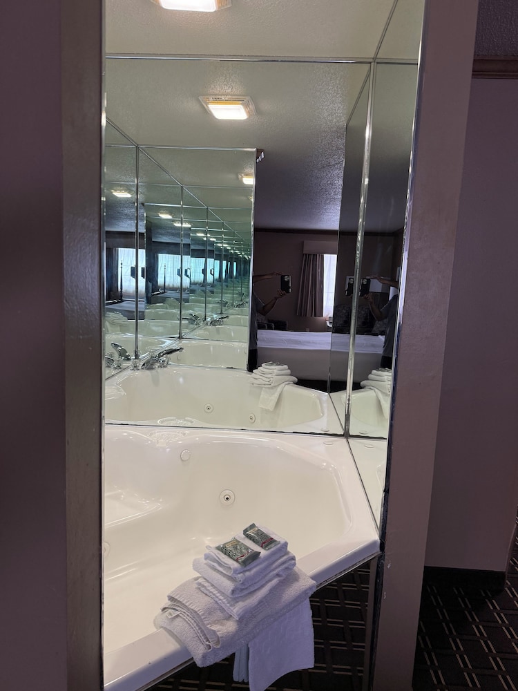 Theme, Standard, King Bed, Jetted Tub, Best Western Dodgeville Inn & Suites 4/4